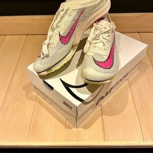 NEW Nike Unisex Cream and Pink Track Distance Spikes
